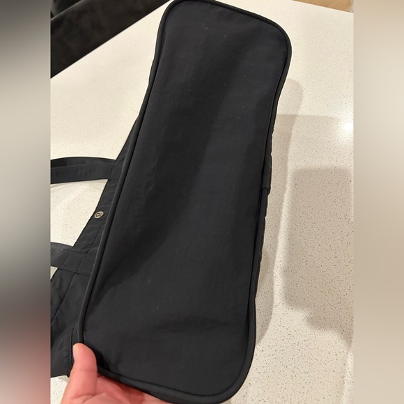 Lululemon Daily Multi-Pocket Tote Bag 20L Black - Picture 2 of 9